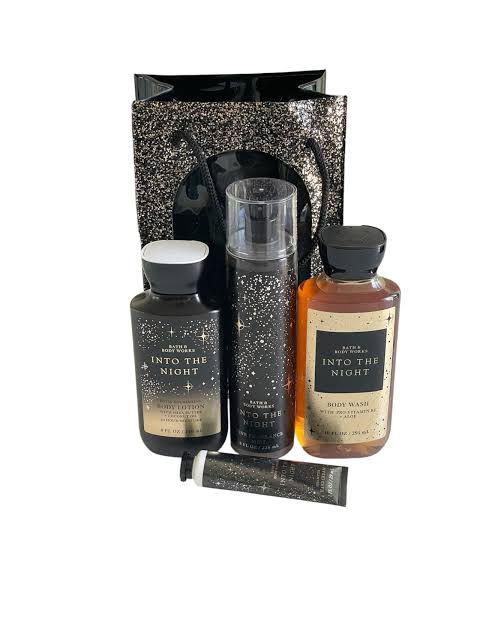 Set Dama Body Wash, Crema Corporal, Body Mist Y Crema De Manos Into The Night B&BW