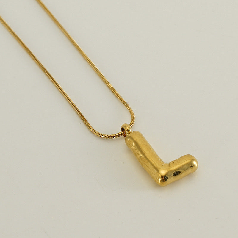 Collar Inicial Grande Dorado Acero