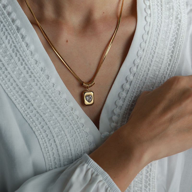 Collar Rectangular Con Corazón Blanco