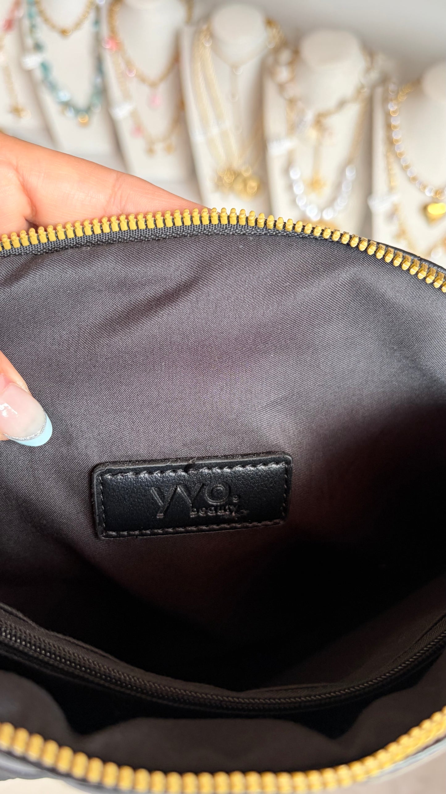 Cosmetiquera Negra YVO Beauty