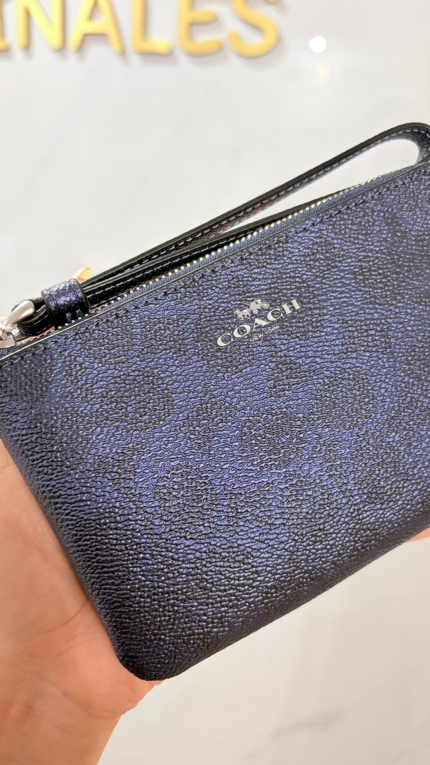 Muñequera Dama Chica Azul Coach