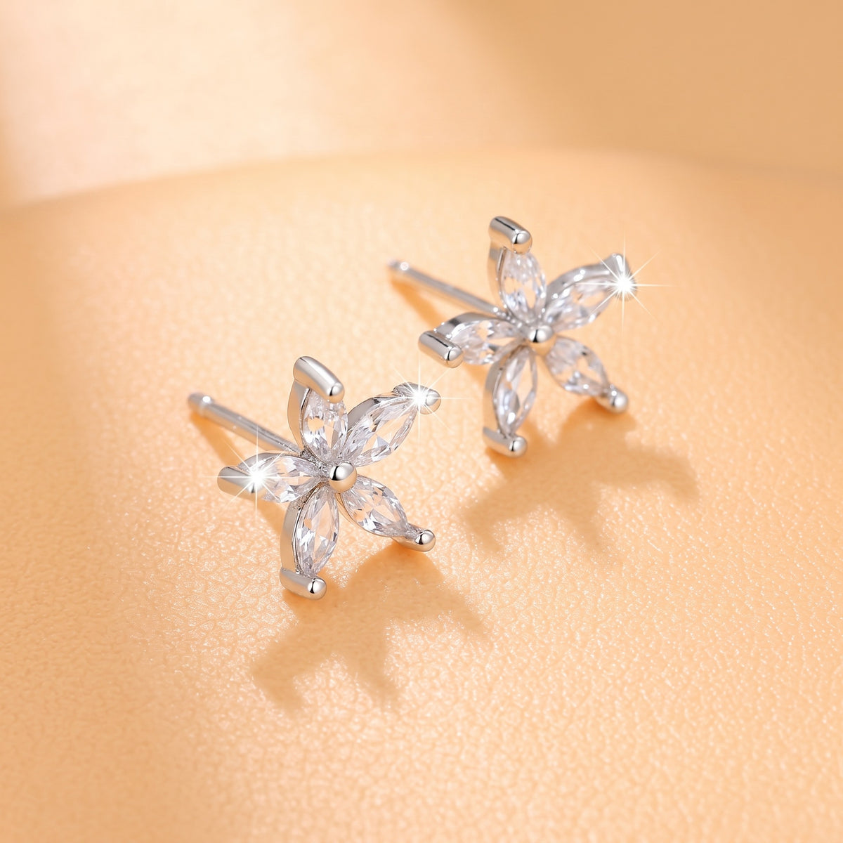 Aretes Mini Laminado Flor Plateada