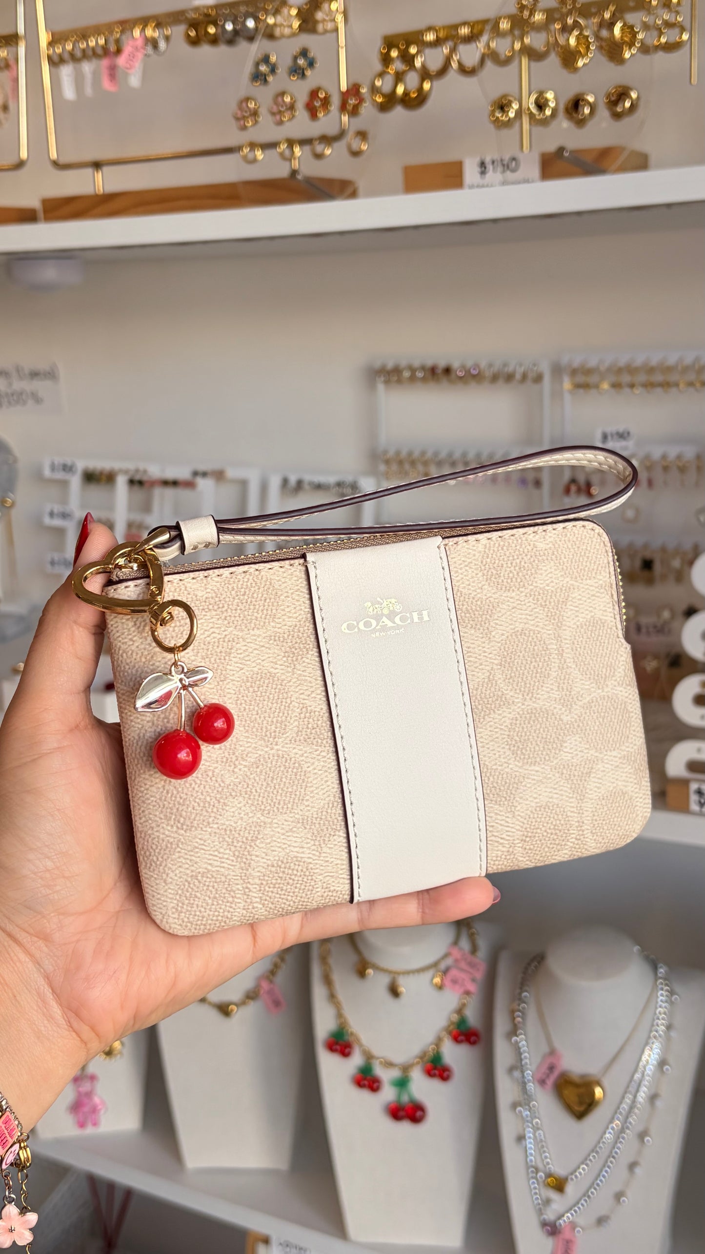 Llavero mini cerezas dorado