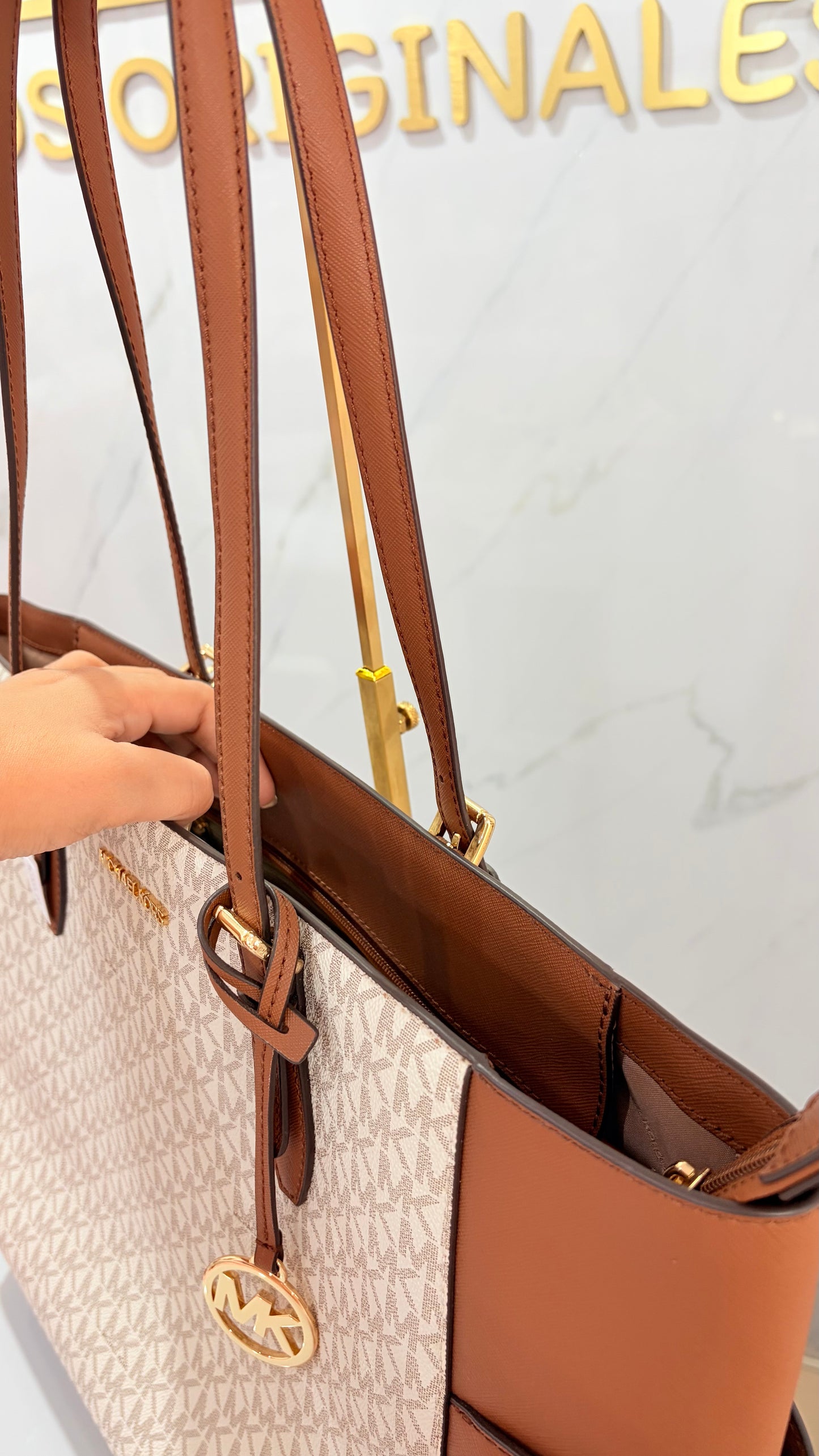 Bolsa Dama Tote Maxi Vainilla Y Marrón Michael Kors￼