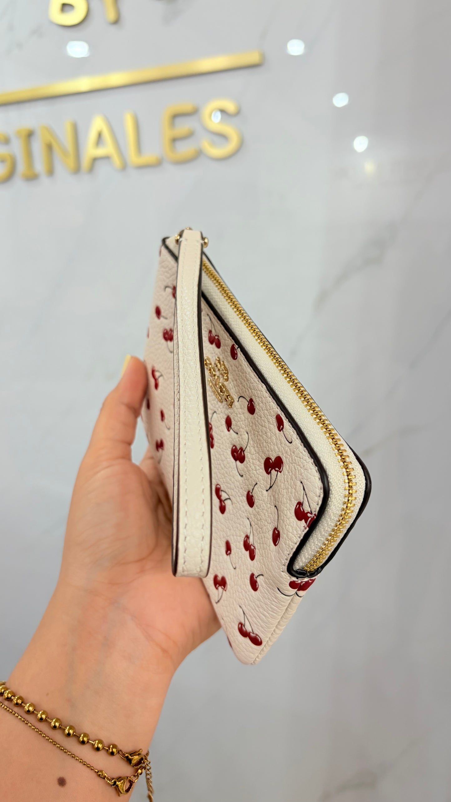 Muñequera Dama Blanca Con Cerezas🍒 Coach