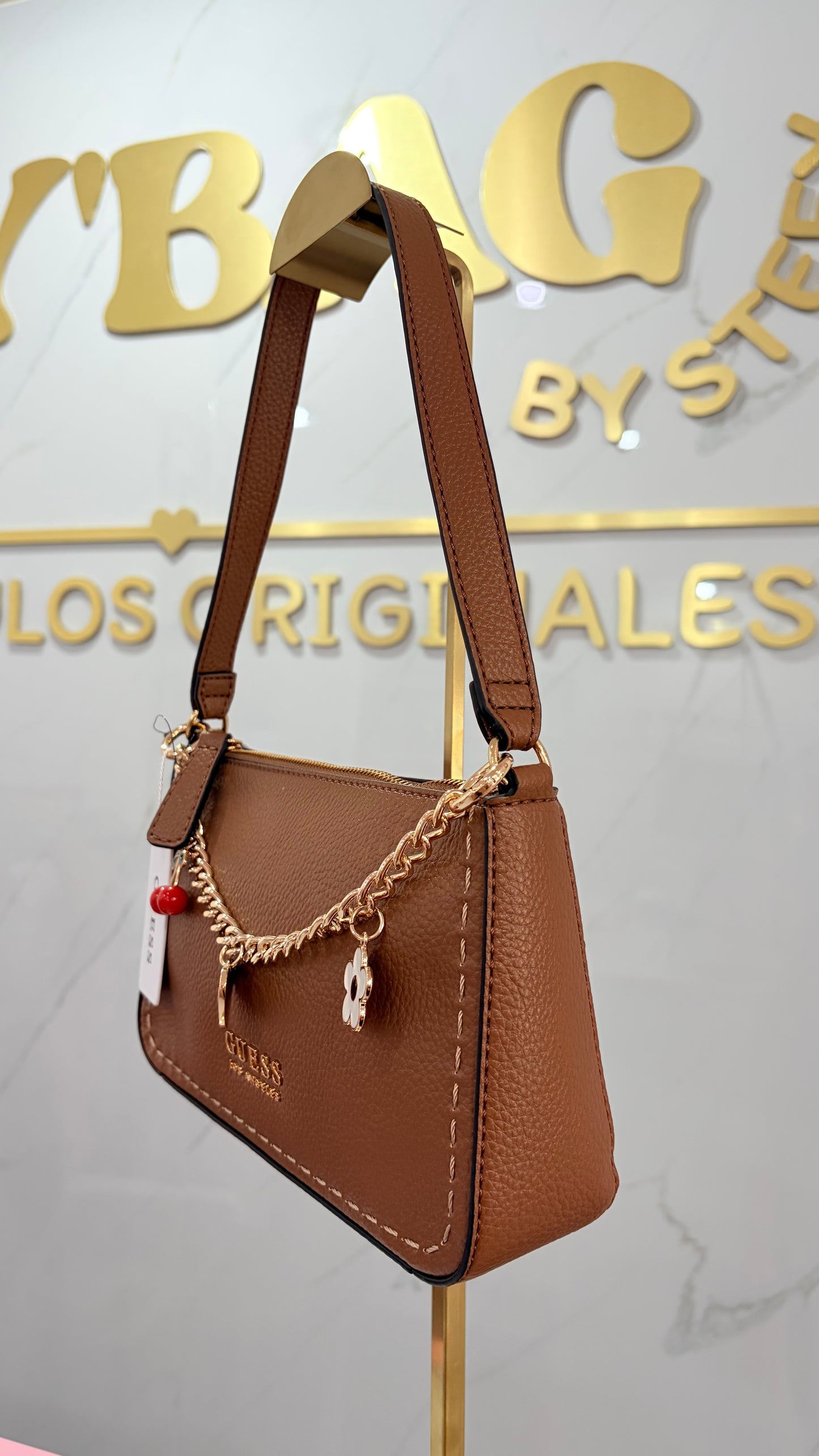 Bolsa Dama Marrón Con Dijes Guess