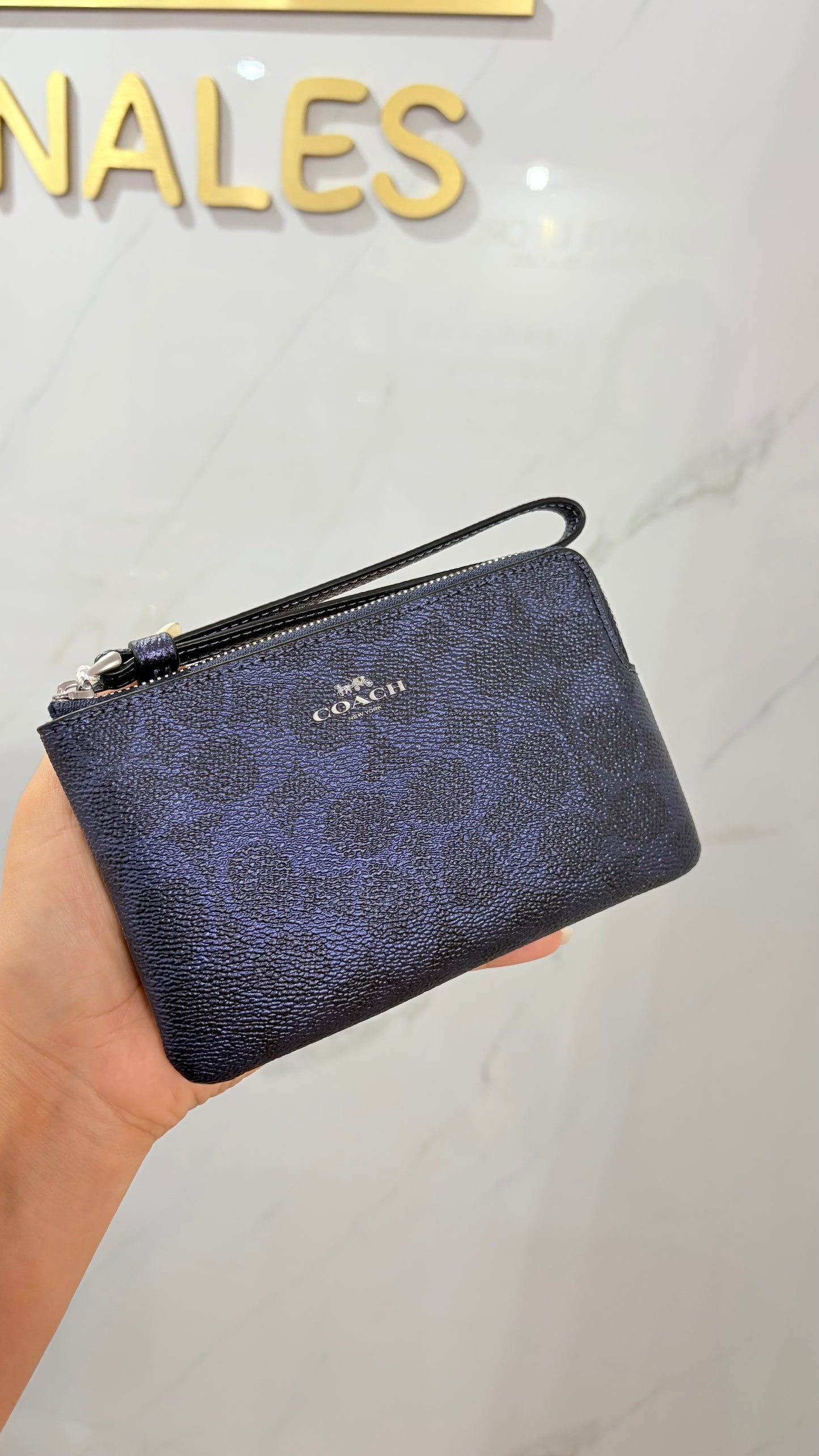 Muñequera Dama Chica Azul Coach