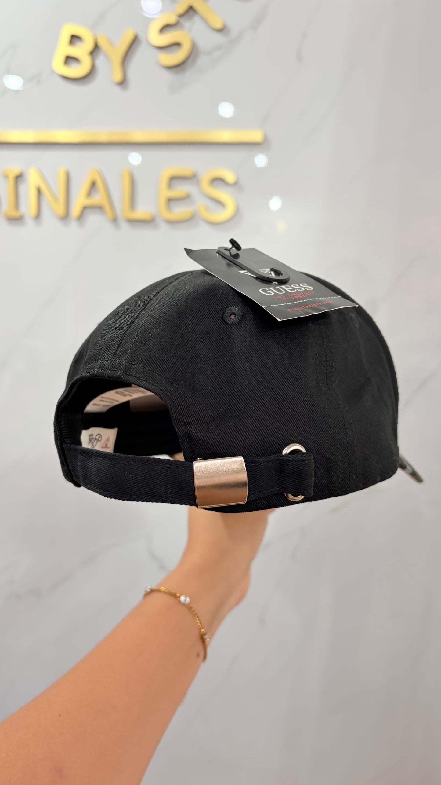 Gorra Negra Y Rayas Guess