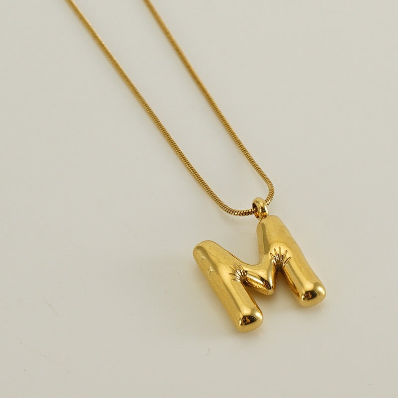 Collar Inicial Grande Dorado Acero