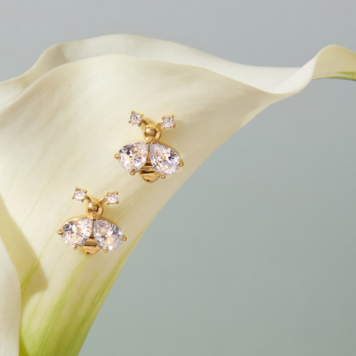 Aretes Abeja Con Piedras Blancas