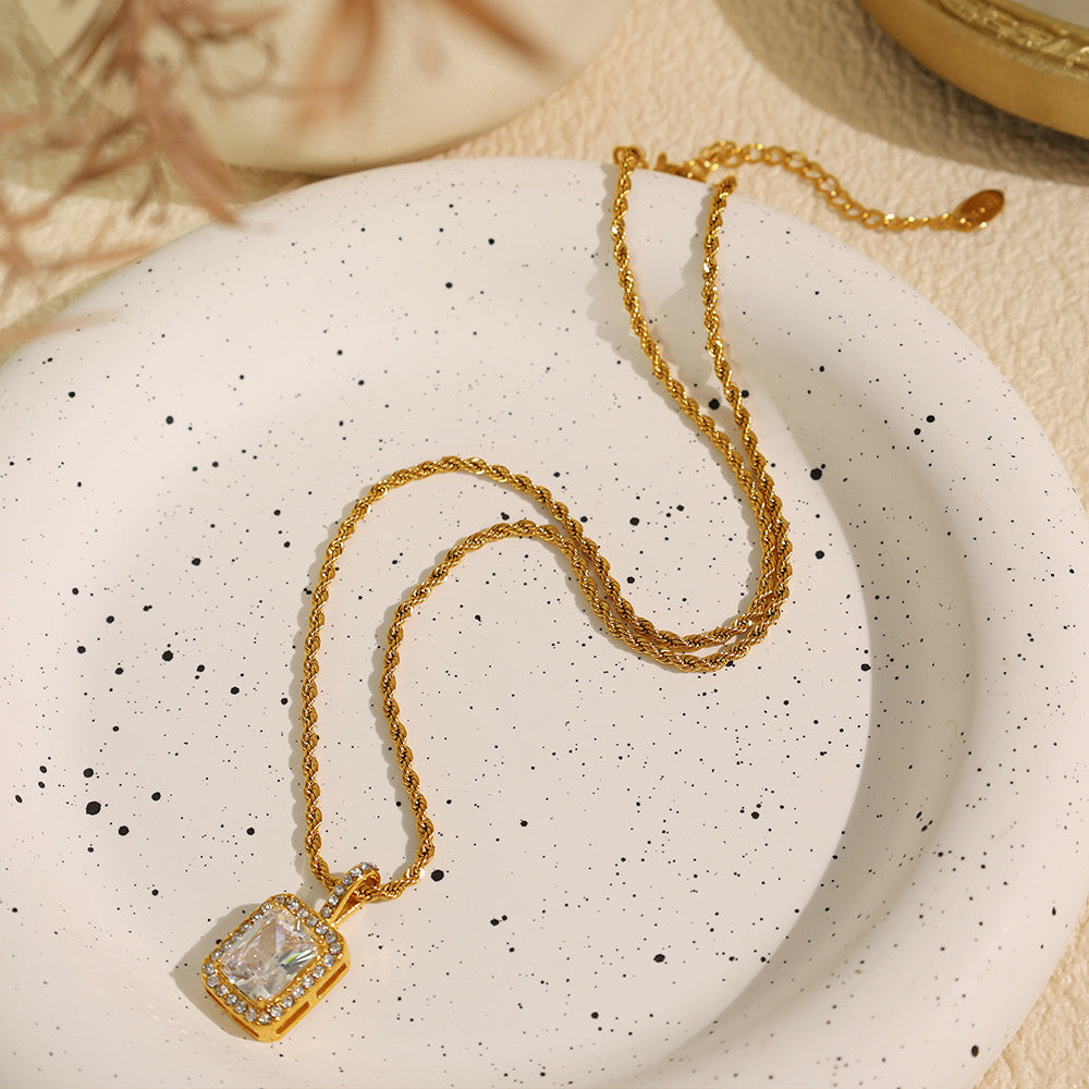 Collar Rectángulo Con Piedras Blancas