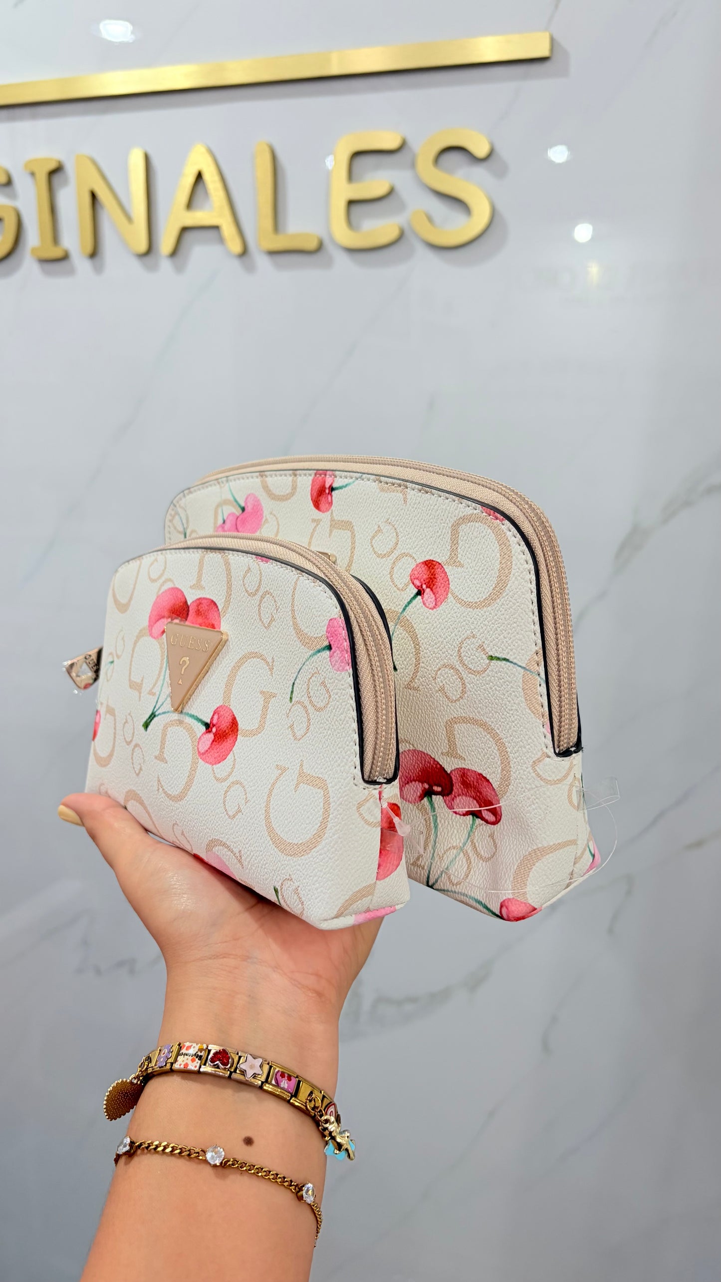 Cosmetiquera Blanca Con Cerezas🍒 Guess