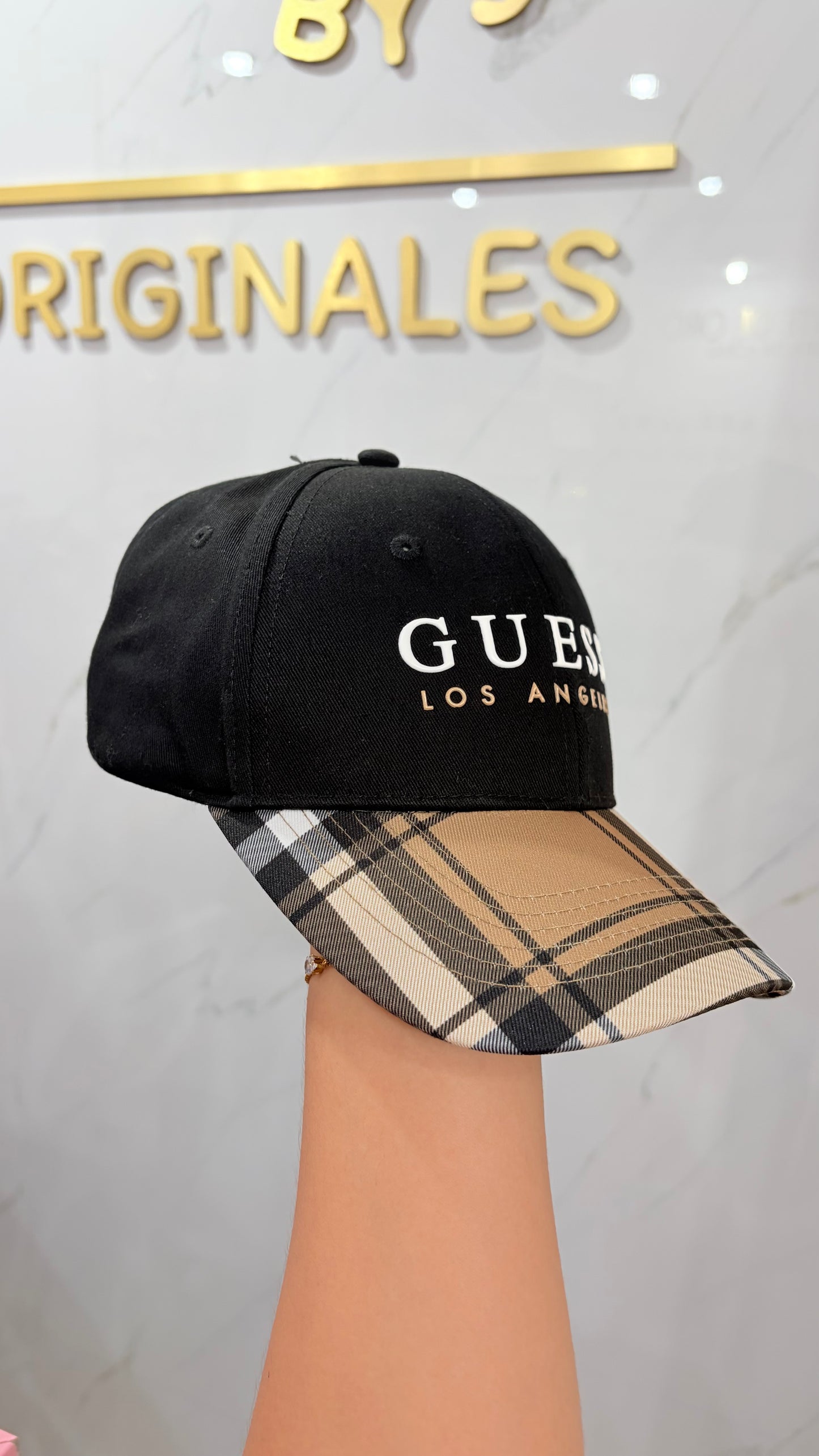 Gorra Negra Y Rayas Guess