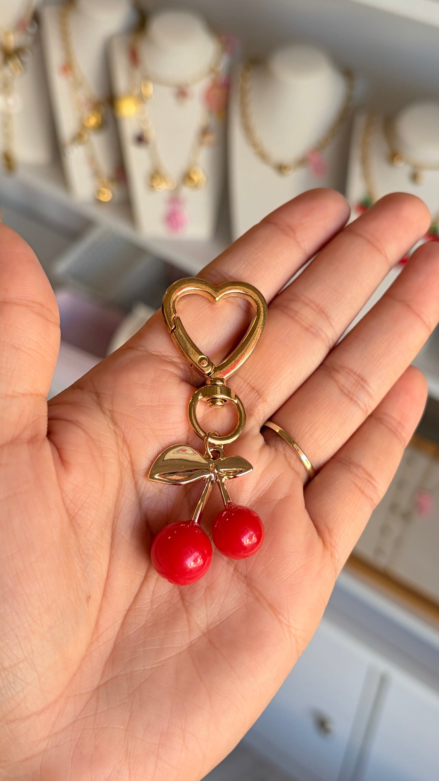 Llavero mini cerezas dorado