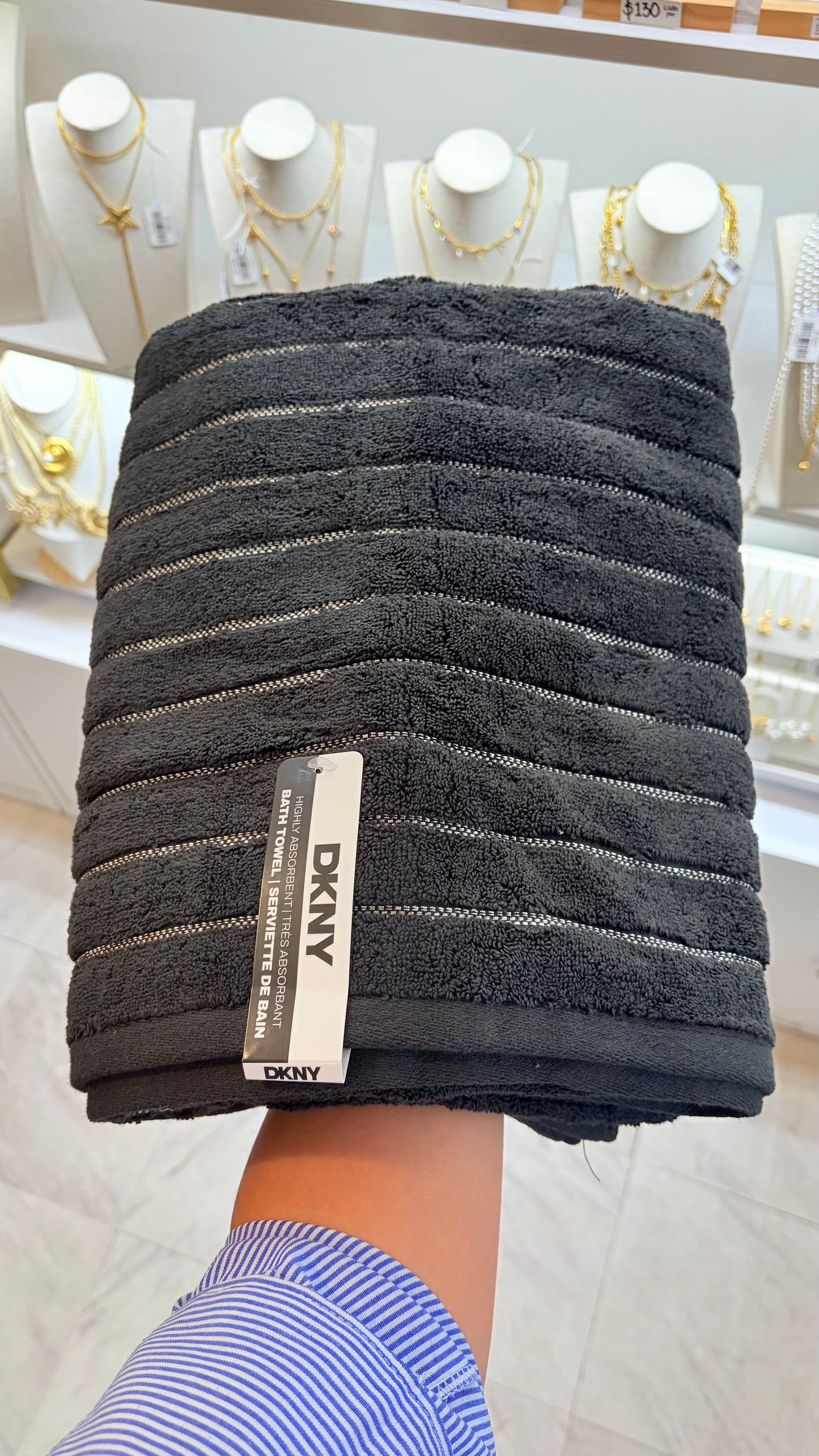Toalla Grande Negra DKNY
