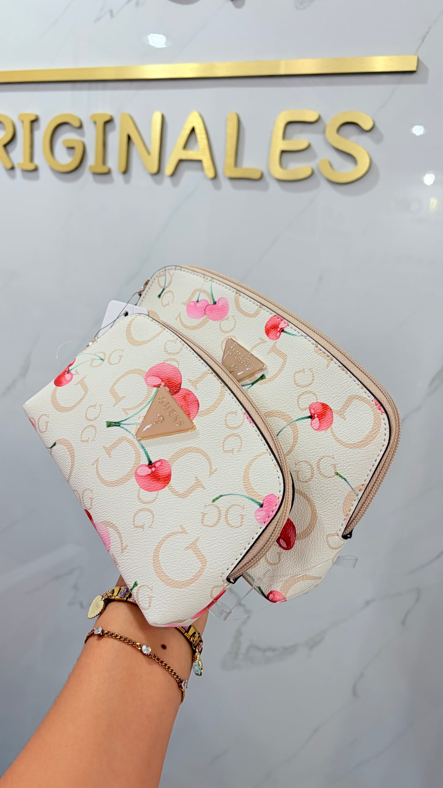 Cosmetiquera Blanca Con Cerezas🍒 Guess