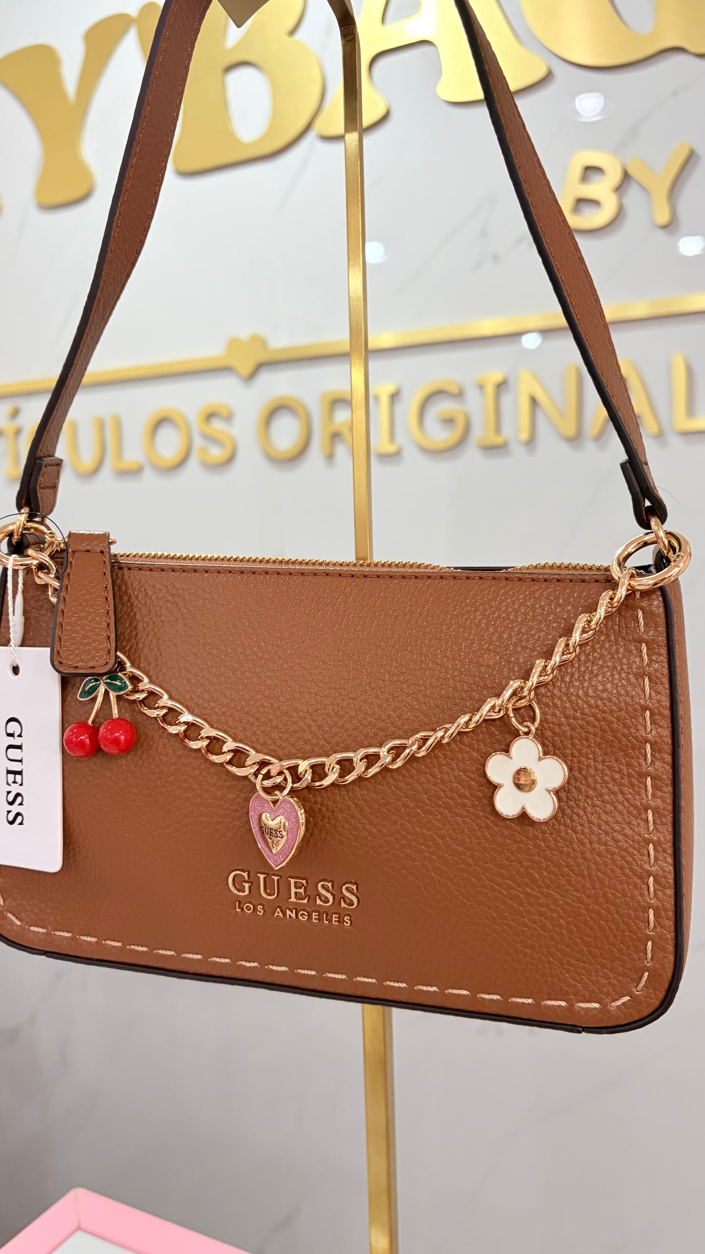 Bolsa Dama Marrón Con Dijes Guess