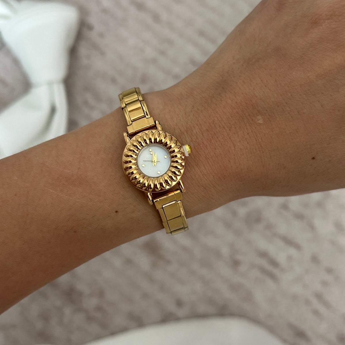 Reloj italiano dorado circular fondo blanco