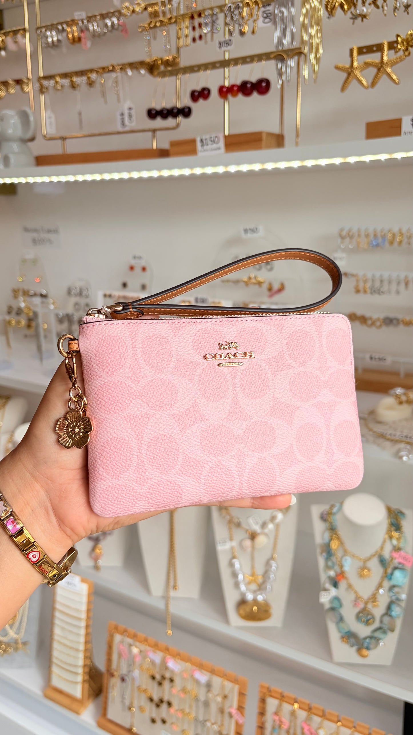Muñequera Dama Chica Rosa Coach