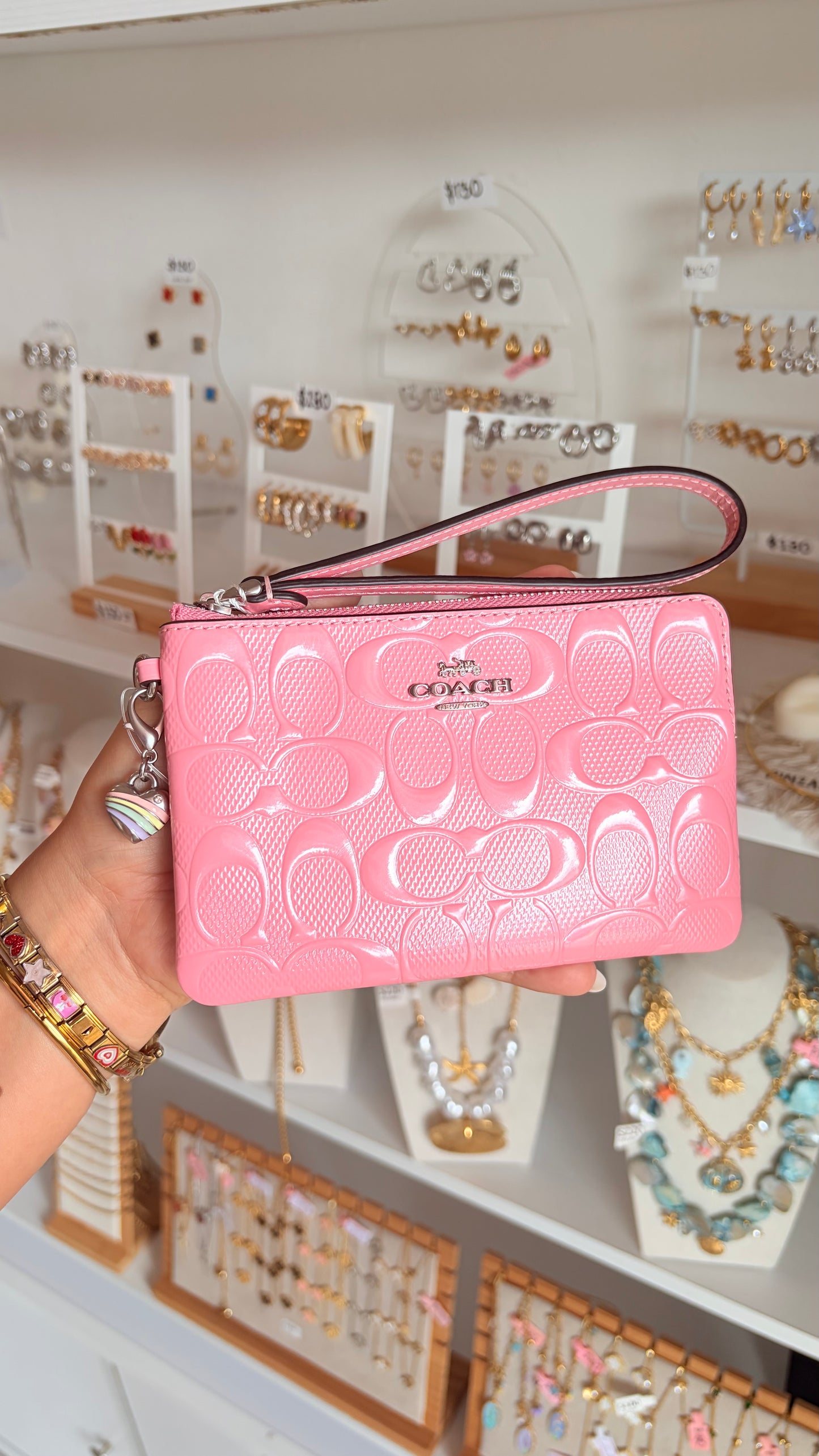 Muñequera Dama Chica Rosa Coach