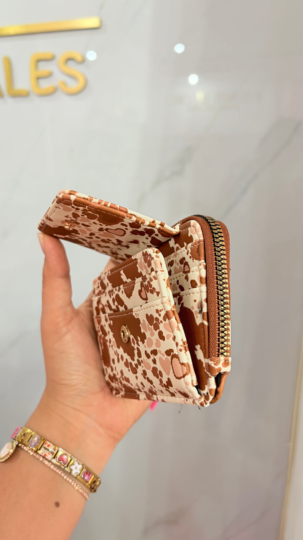 Cartera Dama Animal Print Blanco Y Marrón Betsey Johnson