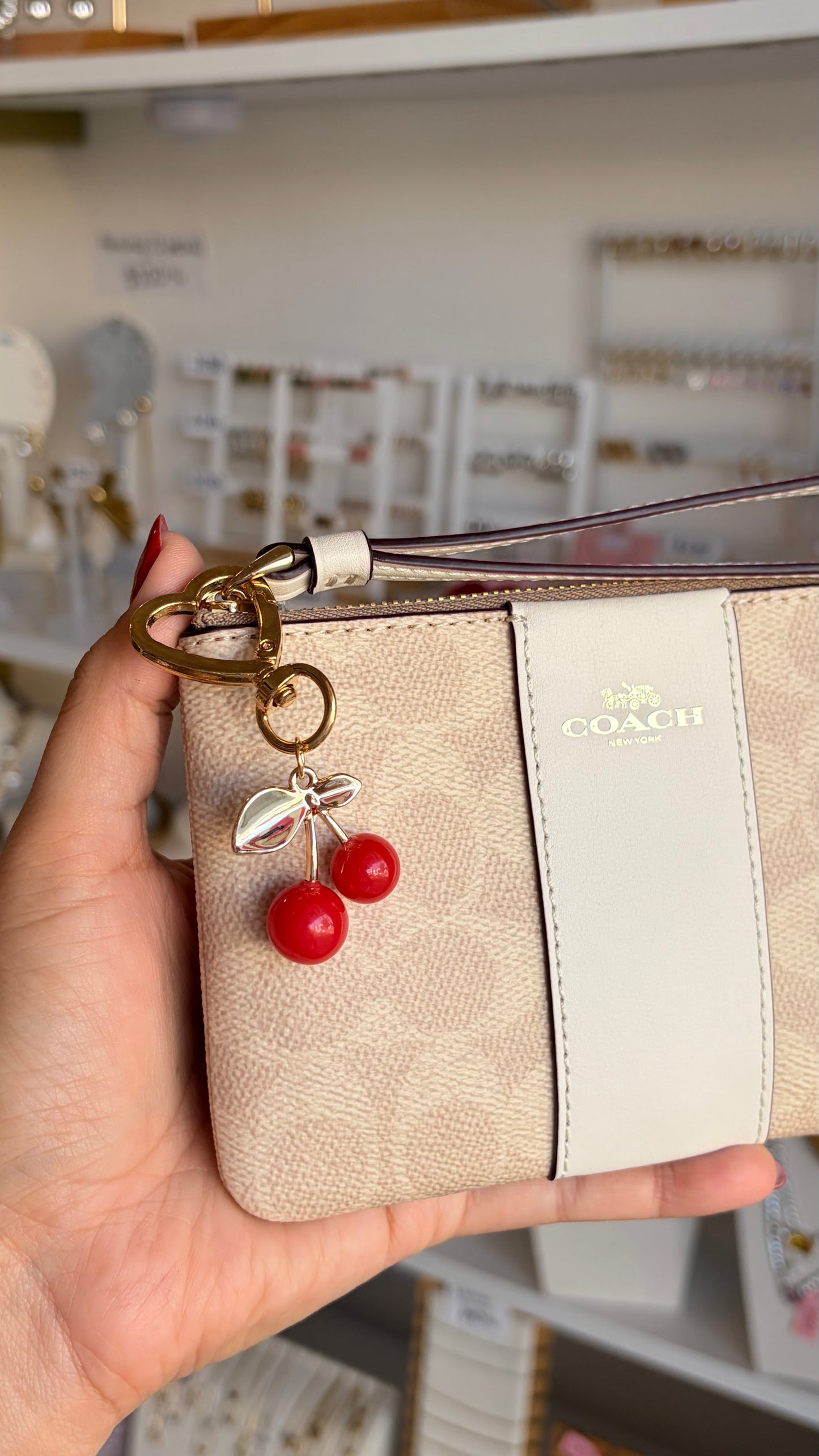 Llavero mini cerezas dorado