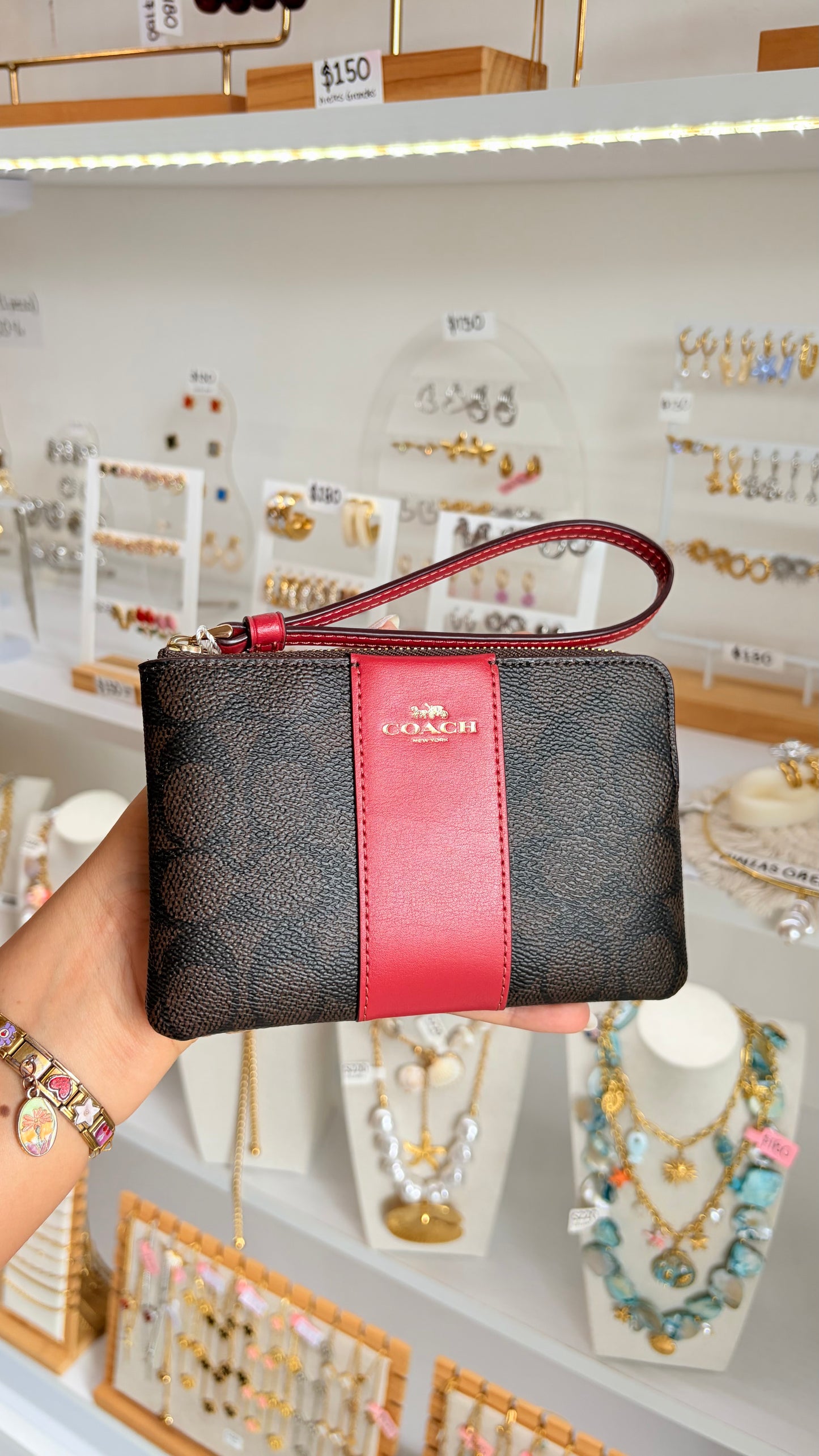Muñequera Dama Chica Chocolate y Rojo Coach