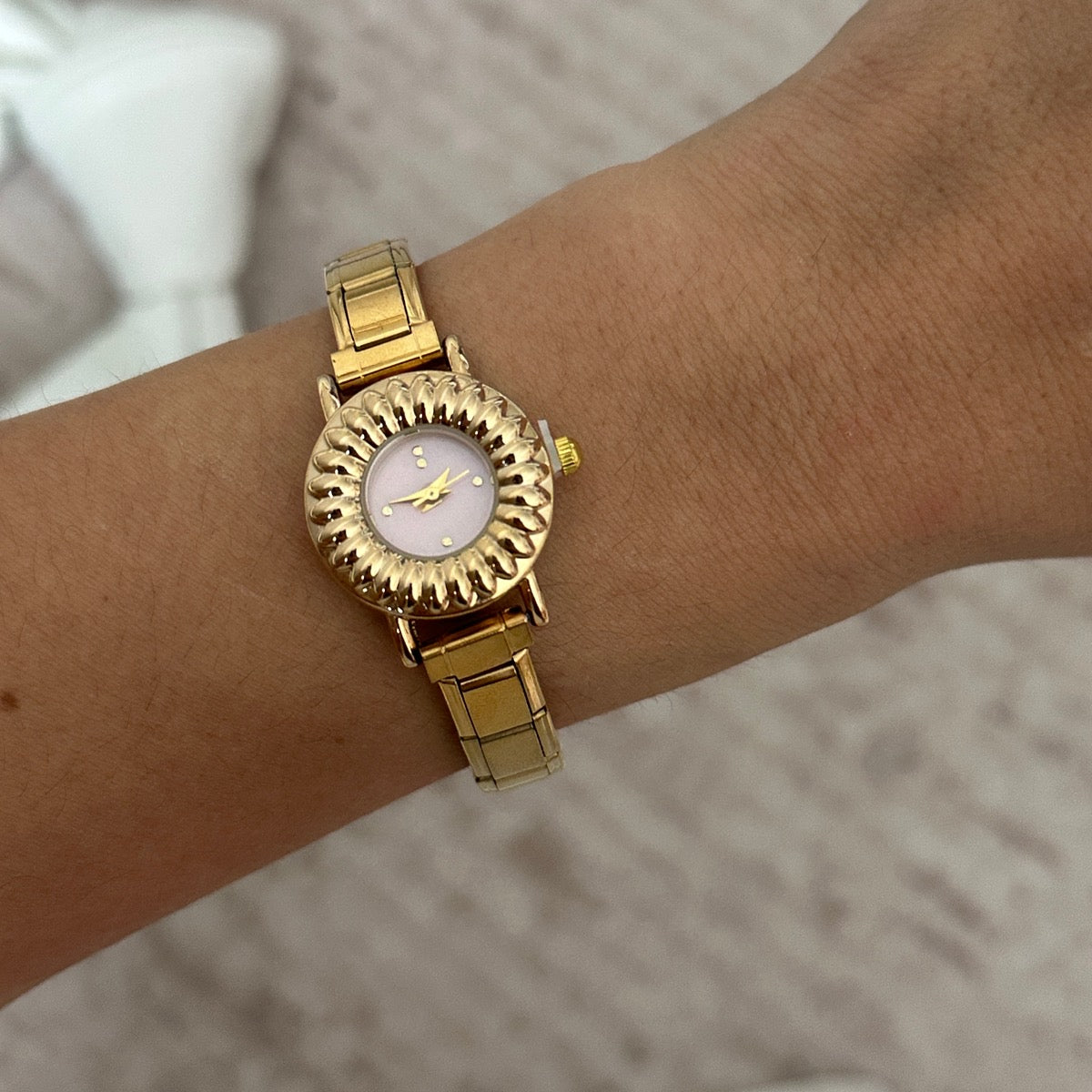 Reloj italiano dorado circular fondo rosa
