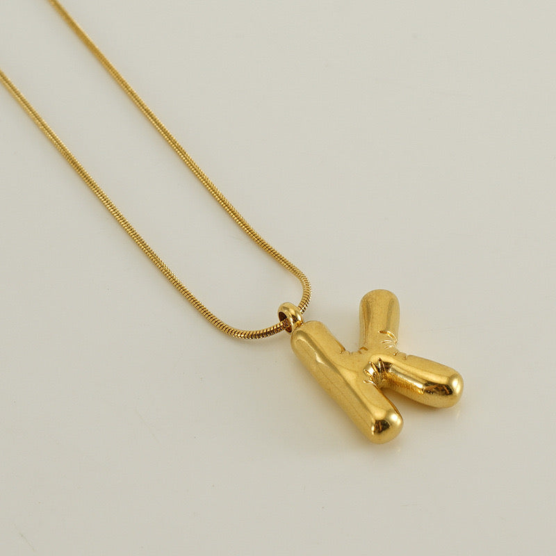 Collar Inicial Grande Dorado Acero