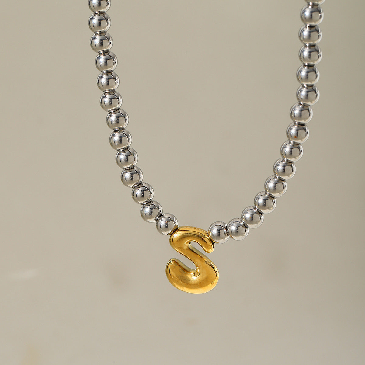 Collar Borlas Plateadas Con Inicial Dorada S