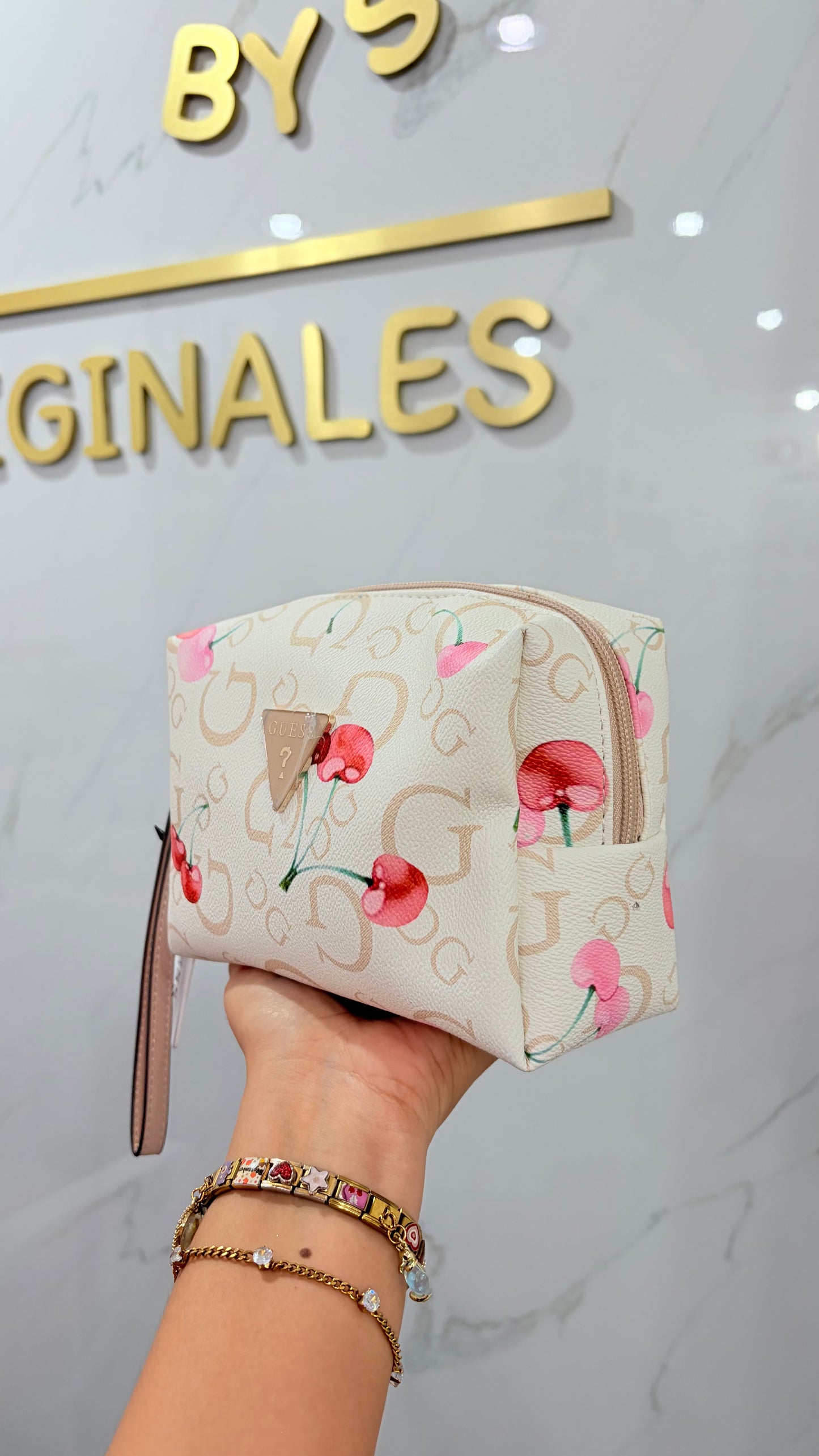 Cosmetiquera Chica Blanca Cerezas 🍒 Guess