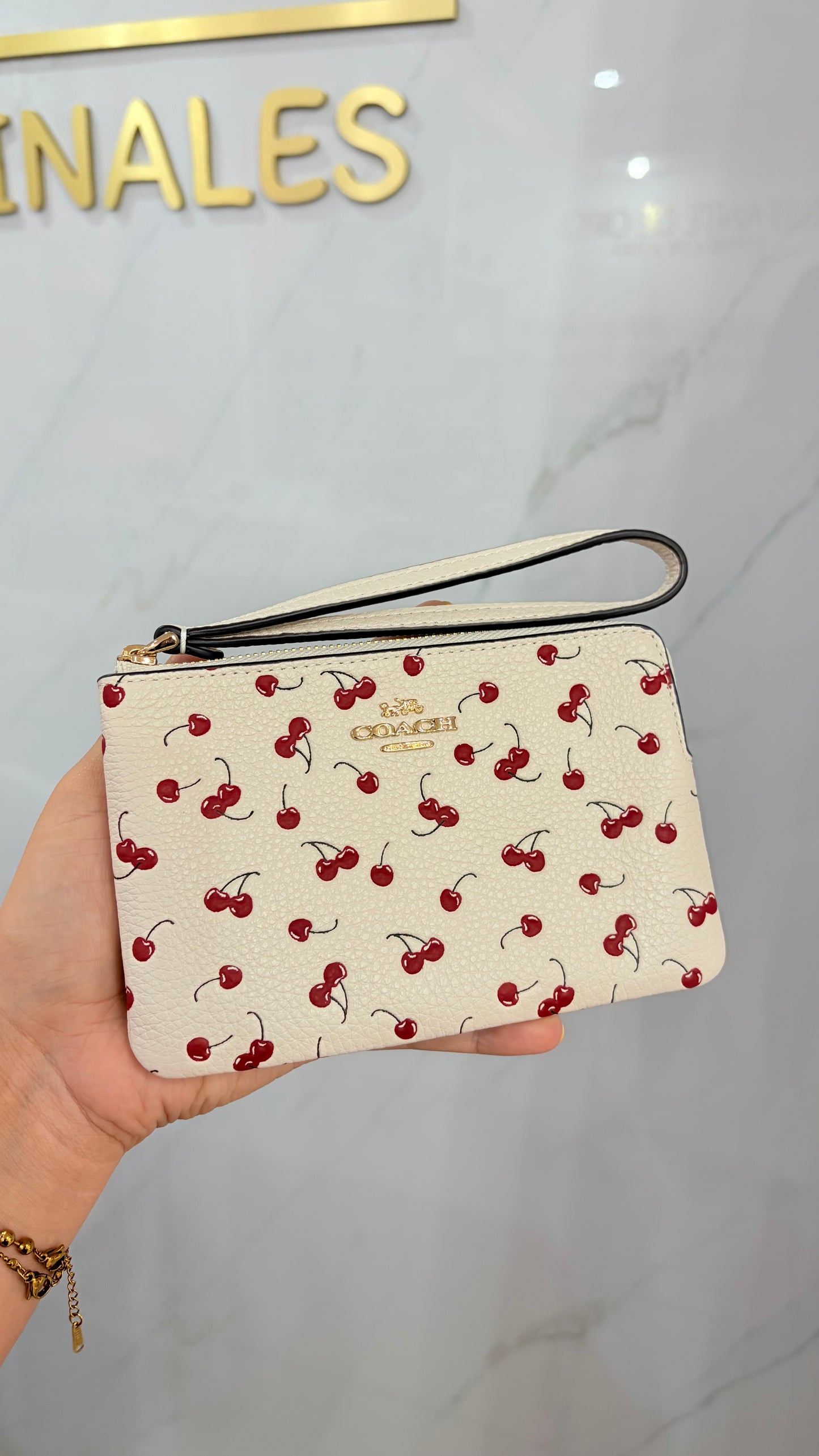 Muñequera Dama Blanca Con Cerezas🍒 Coach