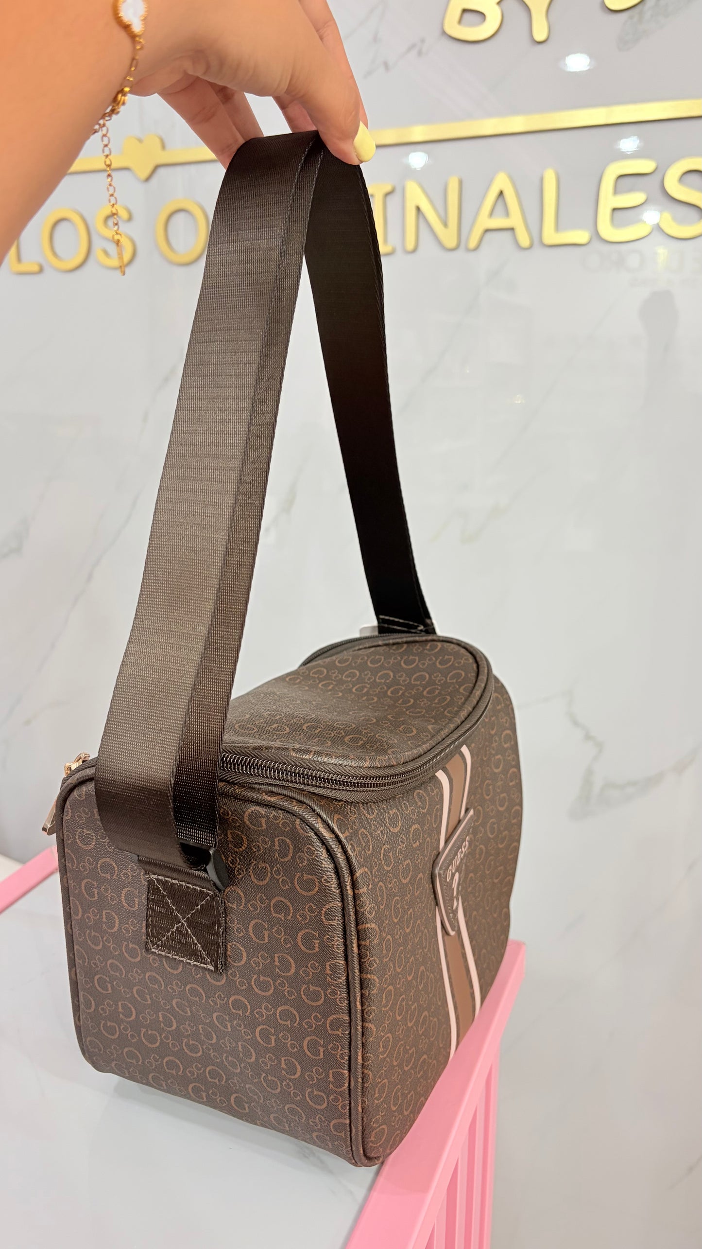 Lonchera Chocolate Guess