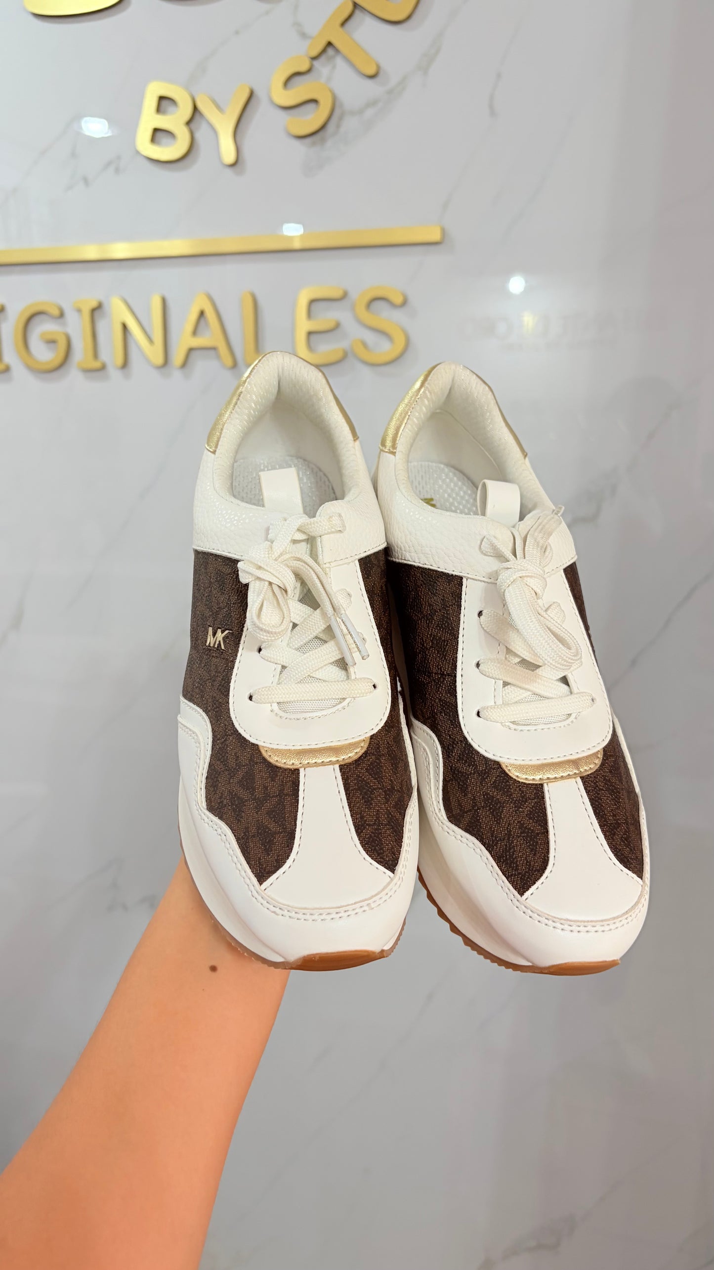 Tenis 5mx Blanco Y Chocolate Guess