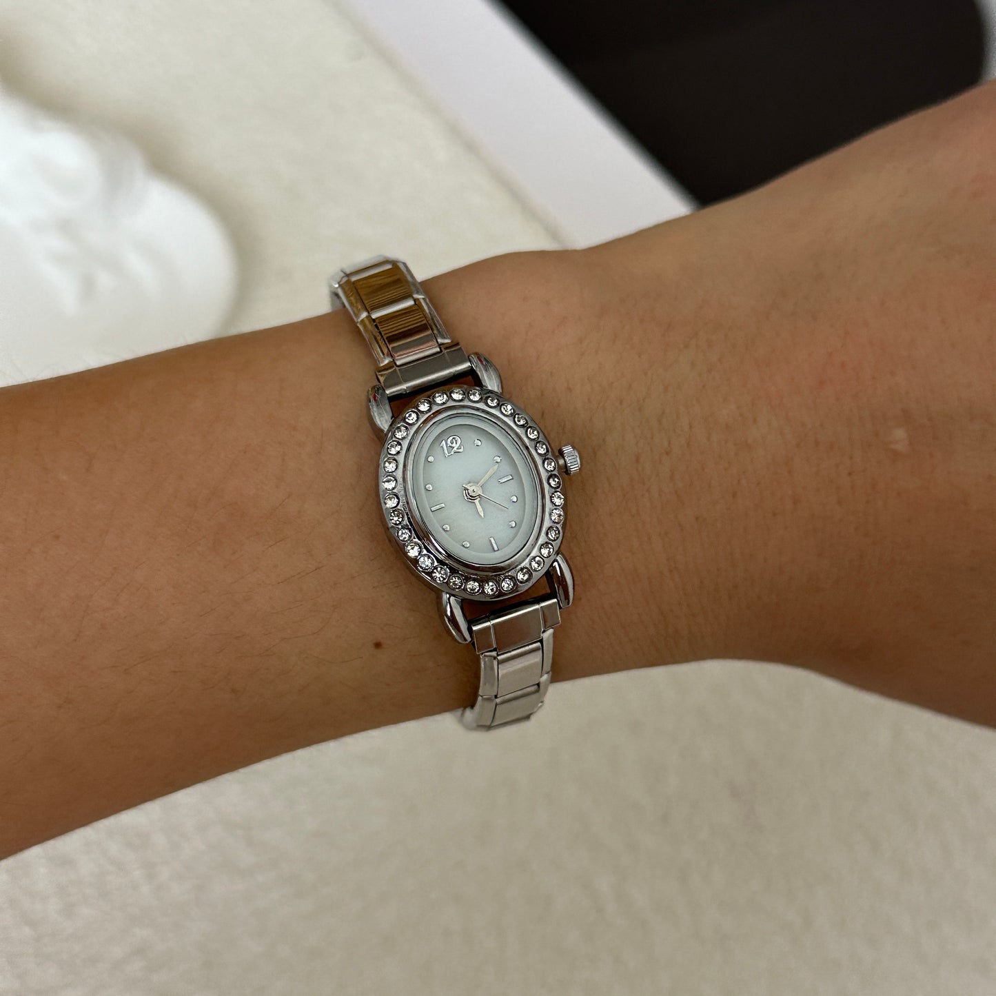 Reloj Italiano Plateado Oval Brillos Blanco