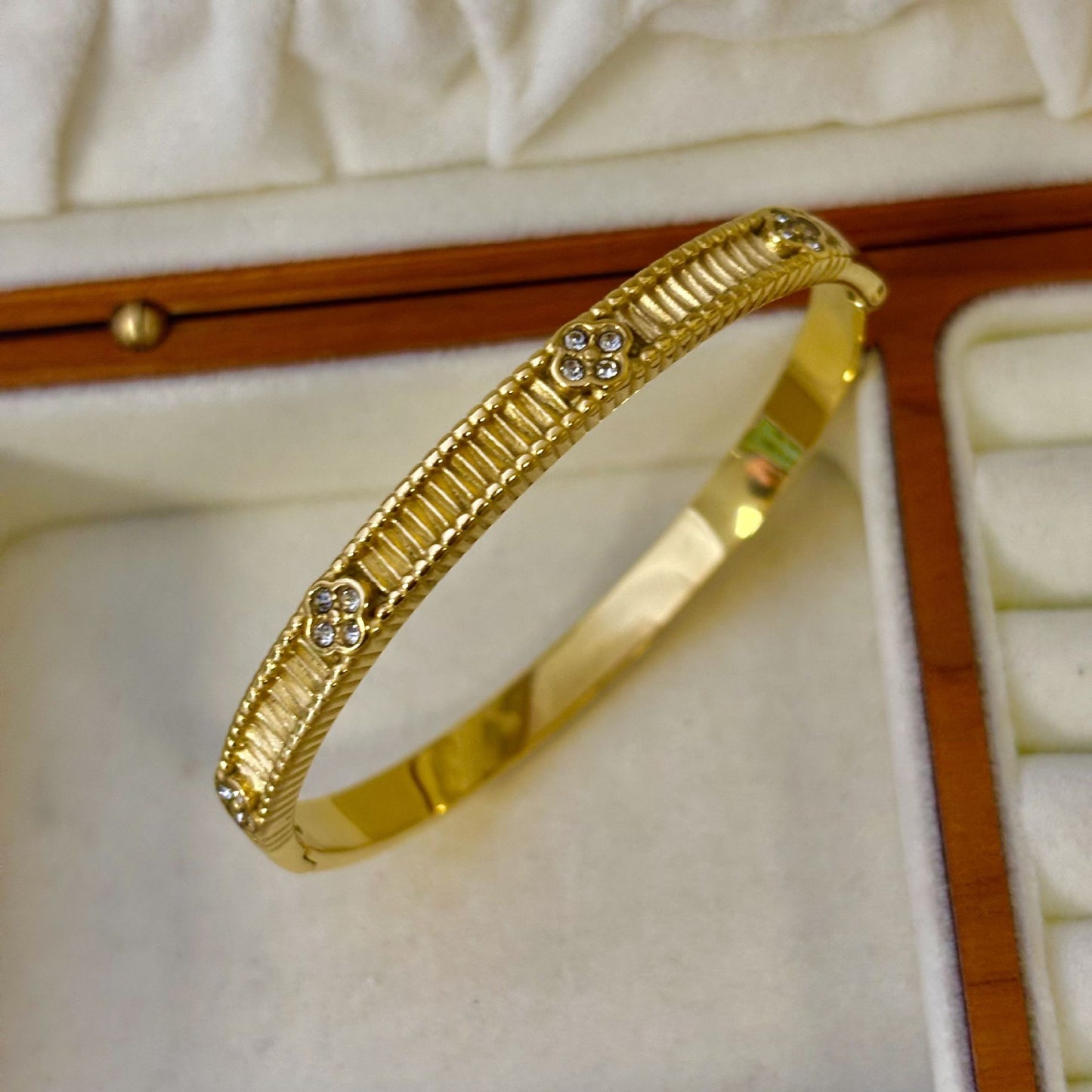Brazalete Trébol Con Piedras