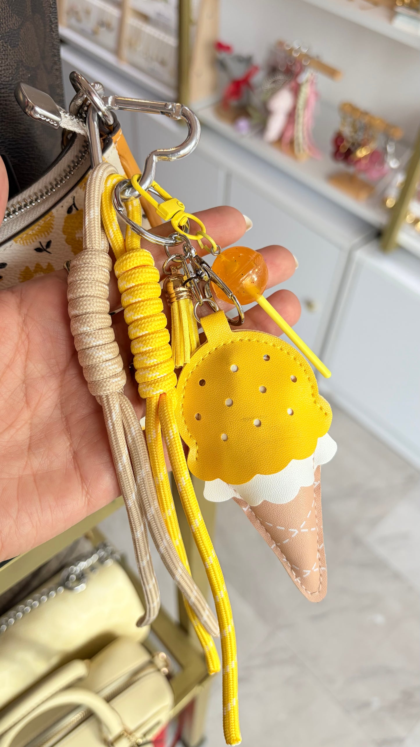 Llavero Maxi Helado Amarillo