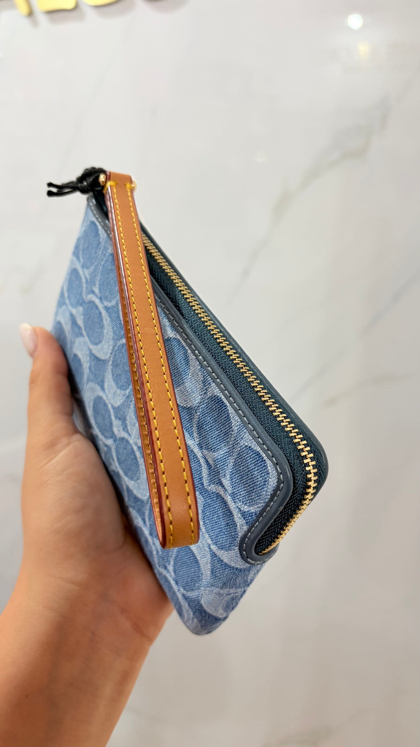 Muñequera Dama Chica Mezclilla Coach