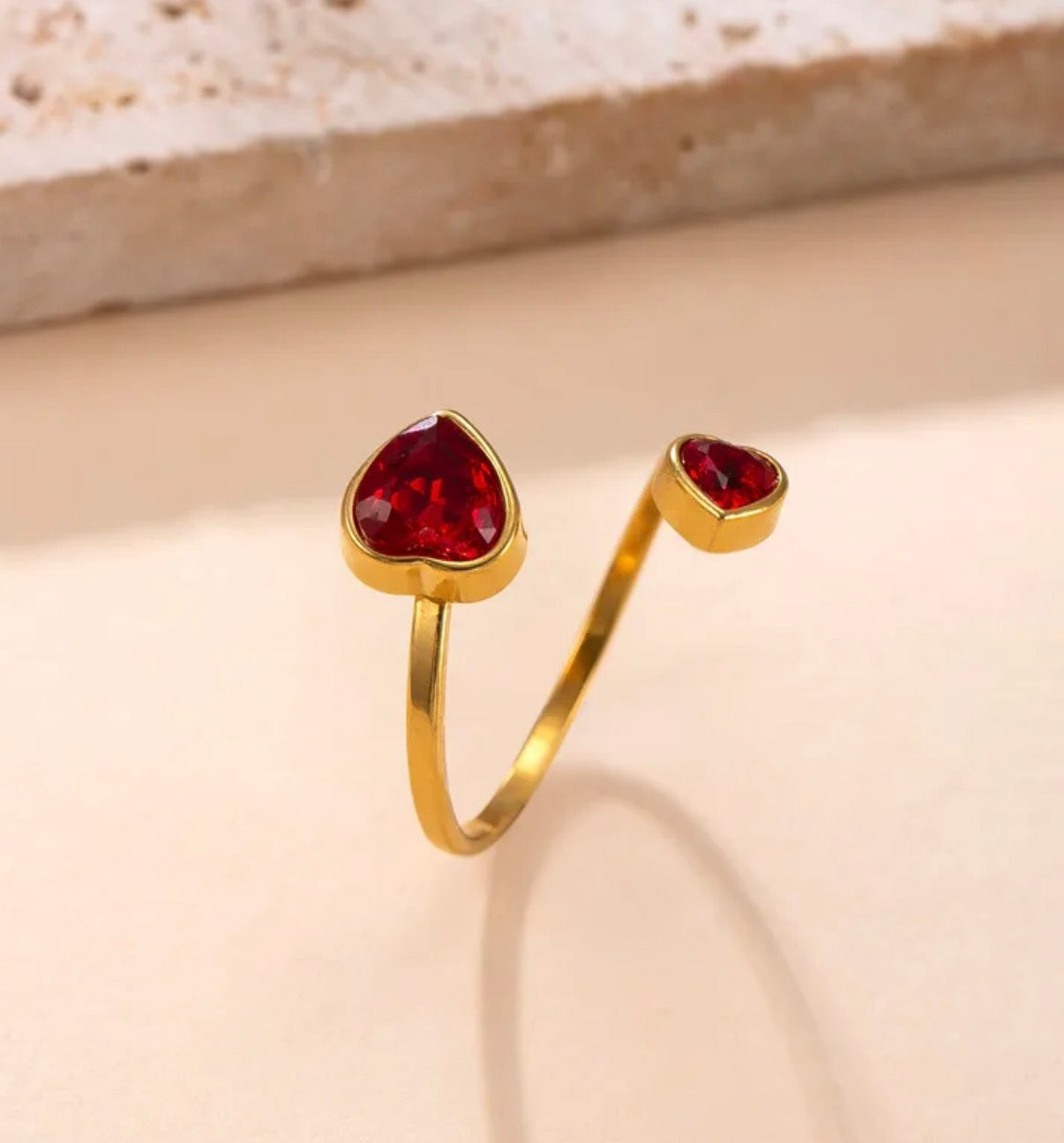 Anillo Corazones Rojos Dorado