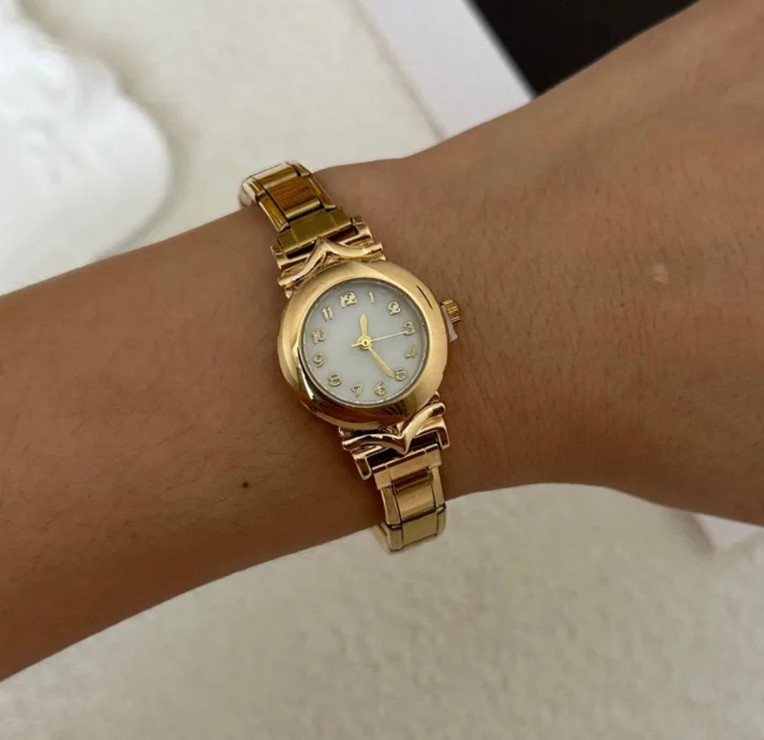 Reloj Italiano Dorado Redondo Fondo Blanco