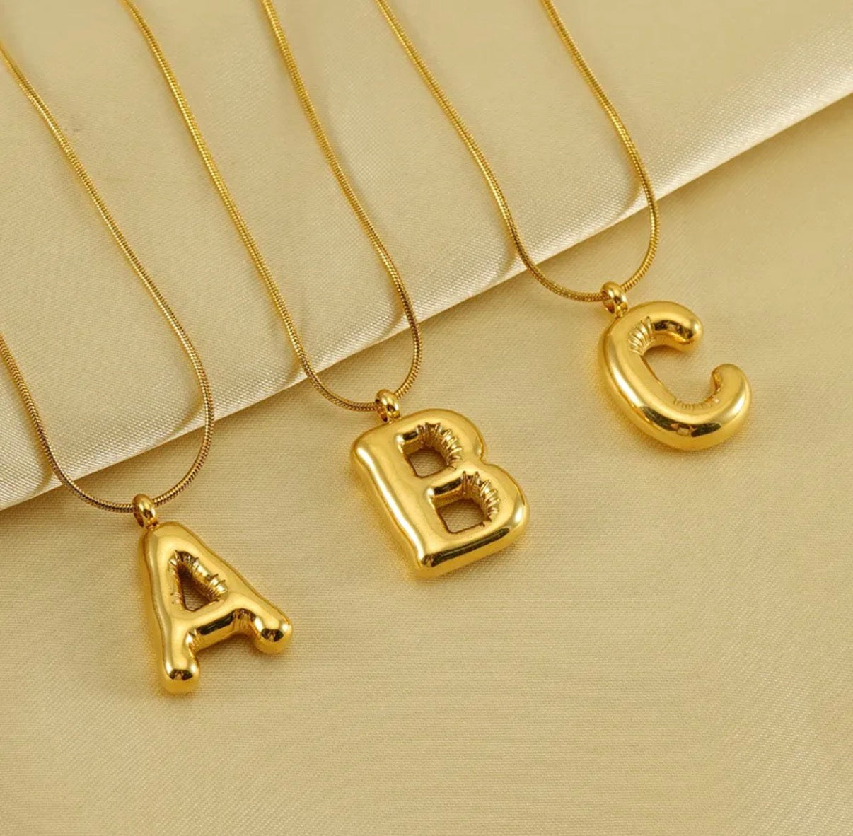 Collar Inicial Grande Dorado Acero
