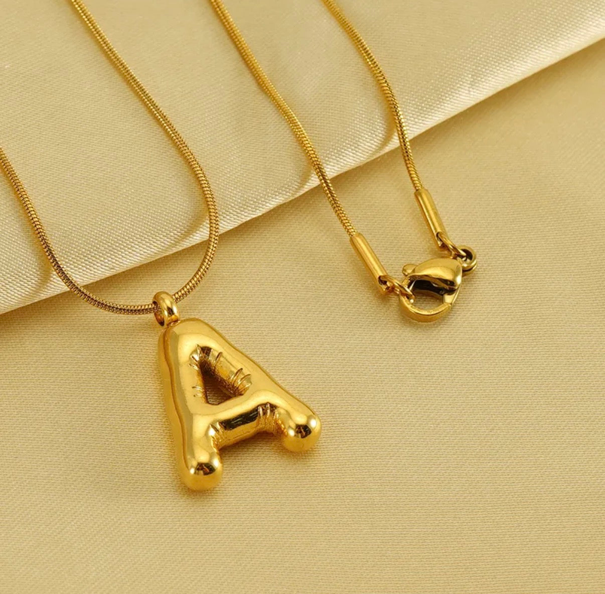 Collar Inicial Grande Dorado Acero