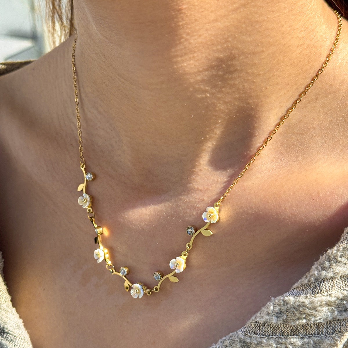 Collar Flores Blancas Y Piedras