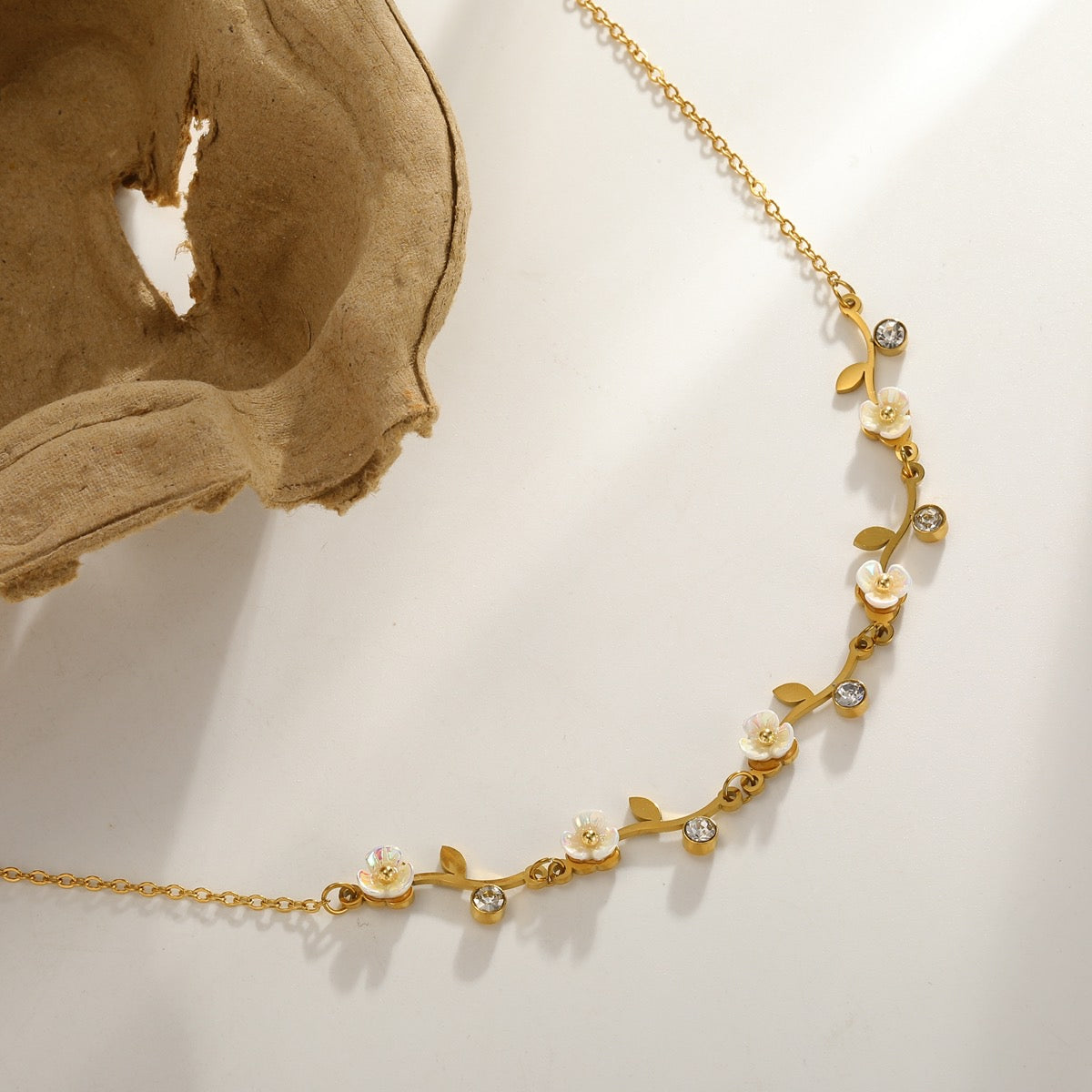 Collar Flores Blancas Y Piedras