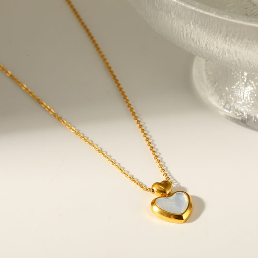 Collar Corazón Con Fondo Blanco