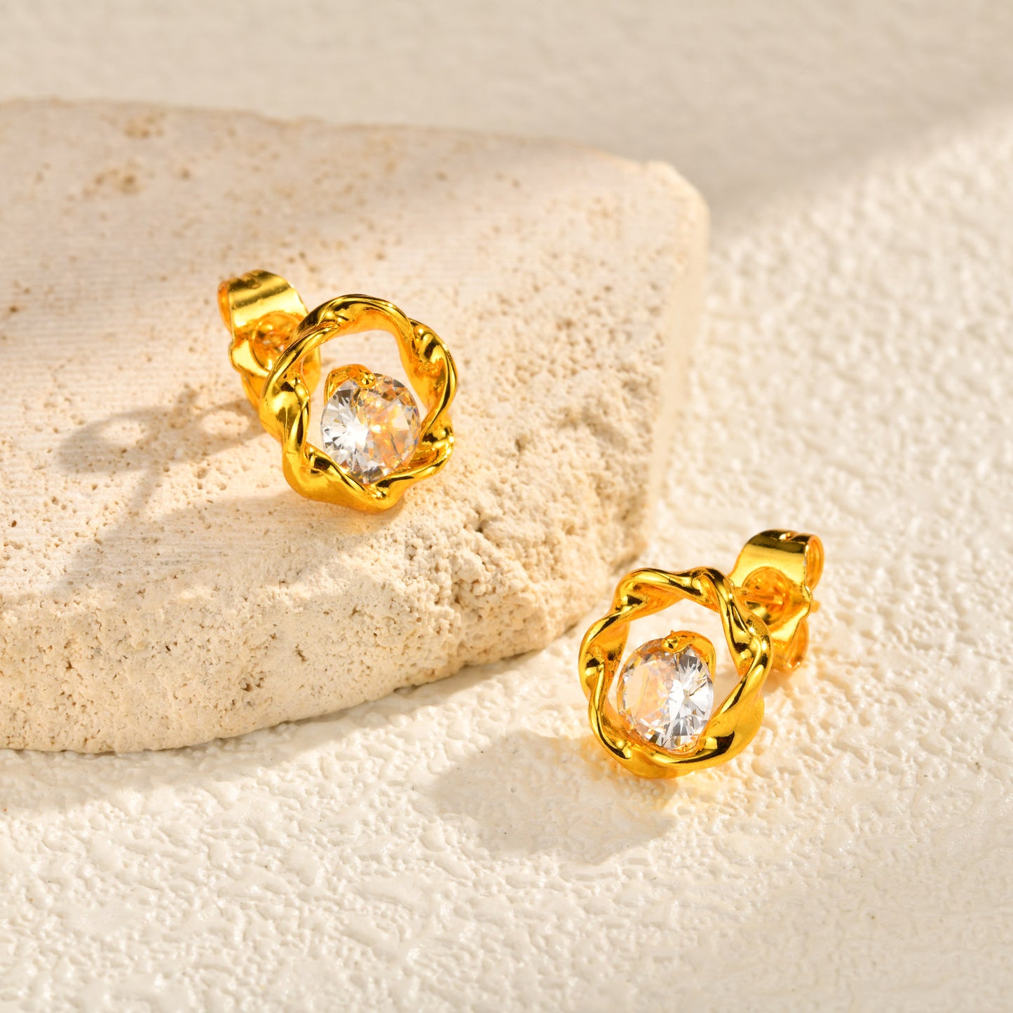 Aretes Mini Circulares Con Piedra Blanca